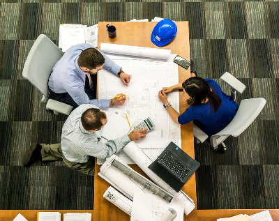 주간에 근무하는 사람들의 모습