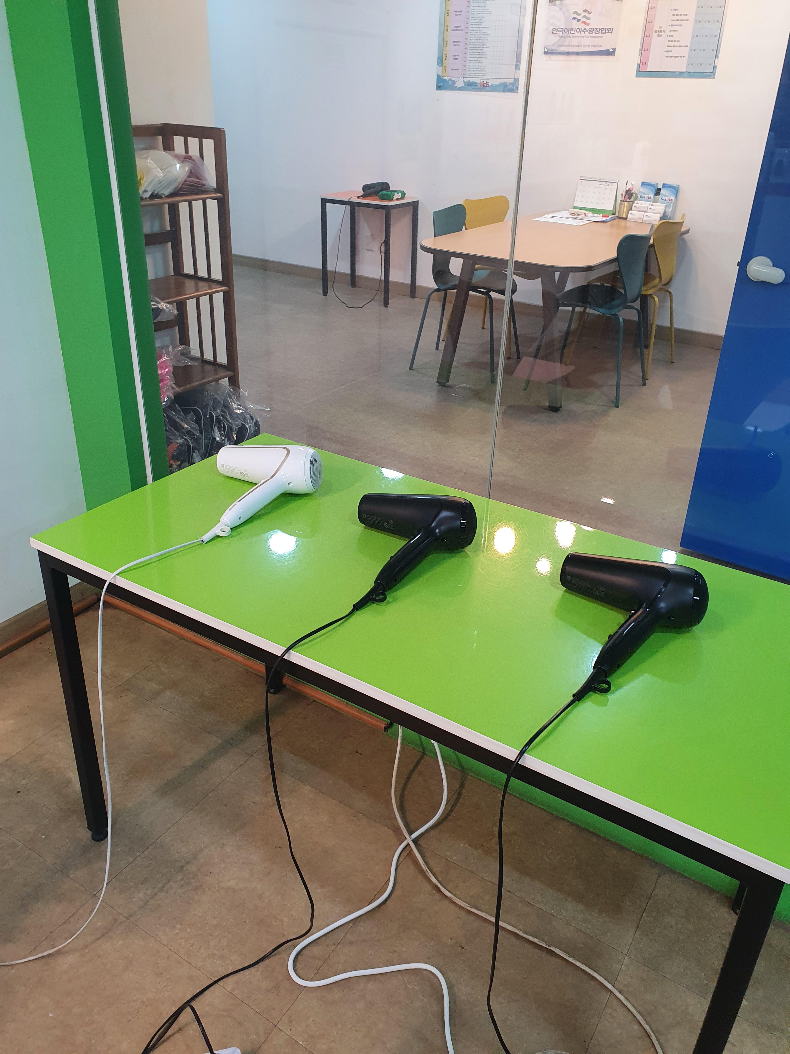 수영강습후 씻고 머리를 말리는 장소 지하1층