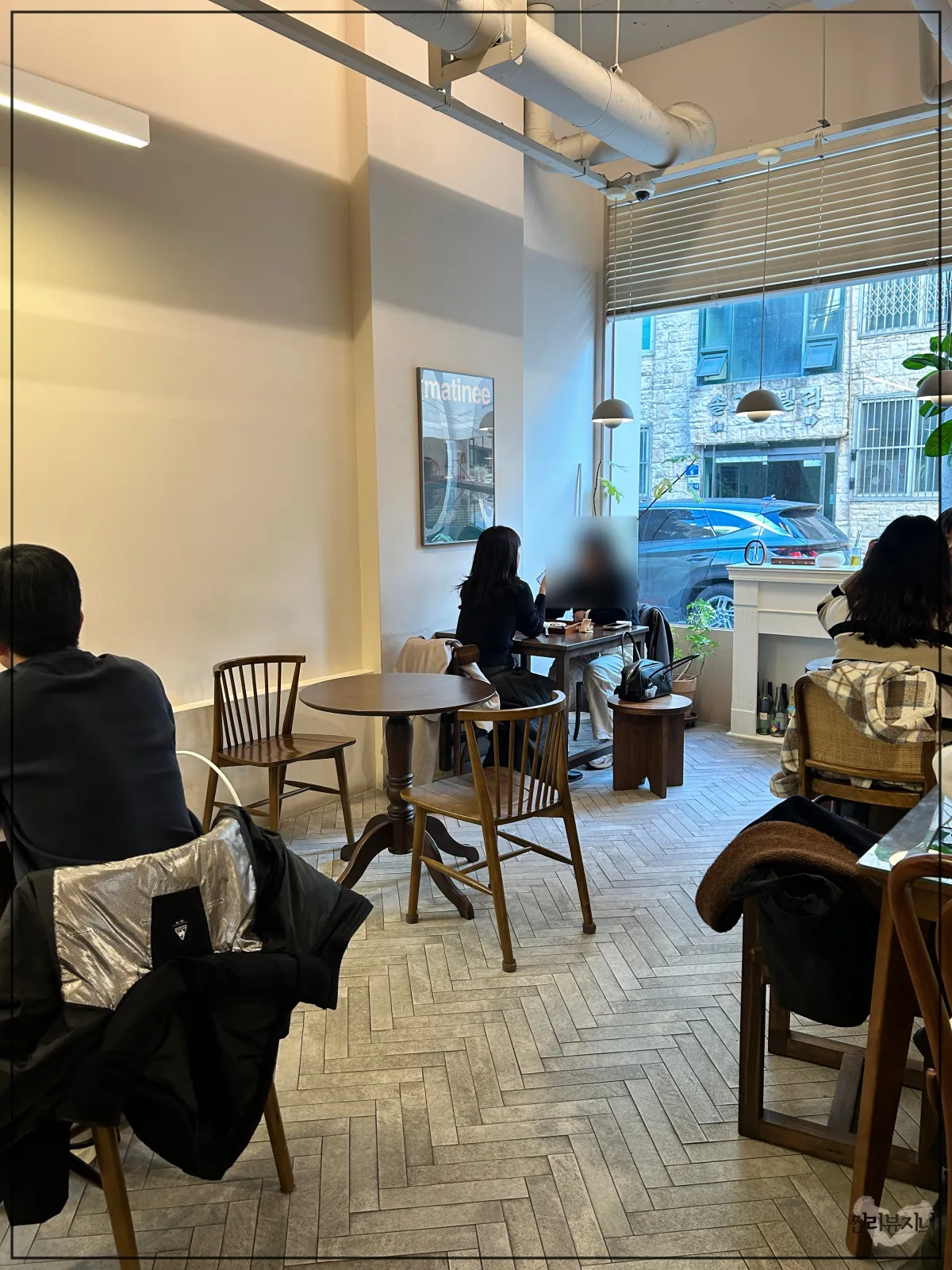송리단길-카페-우무드-우드-인테리어-2인석에-손님이-앉아-있는-모습