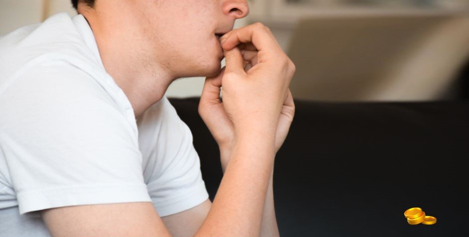 재정적 고민에 빠져 턱을 괴고 깊은 생각에 잠긴 남성의 모습 via canva