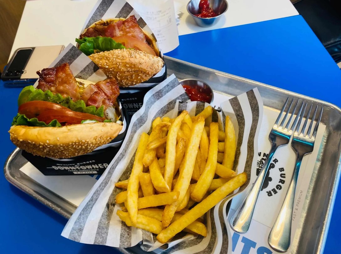대표 메뉴인 아보카도버거