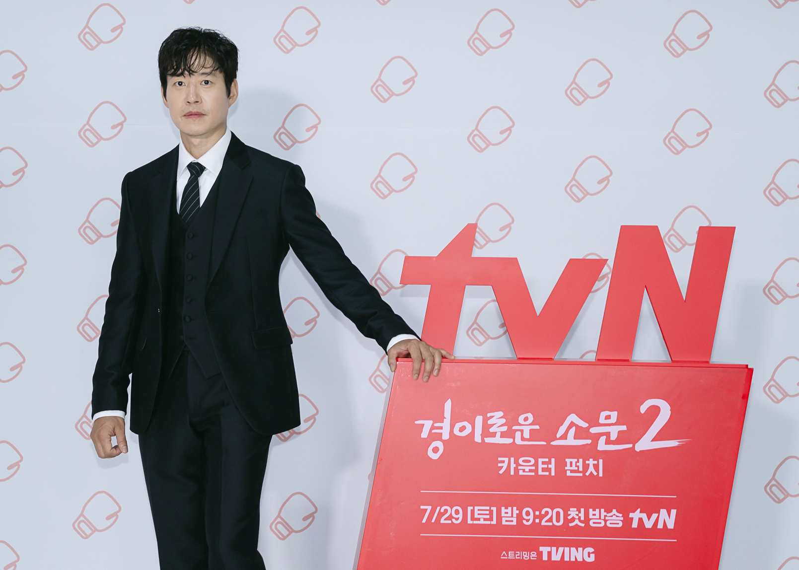 배우 유준상이 21일 온라인으로 진행된 tvN 새 토일드라마 &lsquo;경이로운 소문2: 카운터 펀치&rsquo; 제작발표회에 참석해 포즈를 취하고 있다. [사진=tvN]