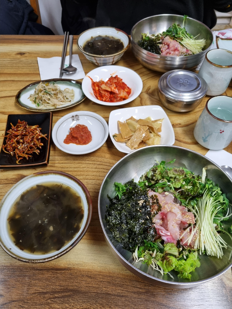 김치-쌈장-멸치볶음-숙주볶음-어묵볶음과-회덮밥