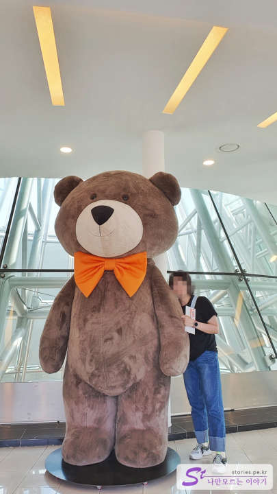 입구에서 맞아주는 거대한 테디베어