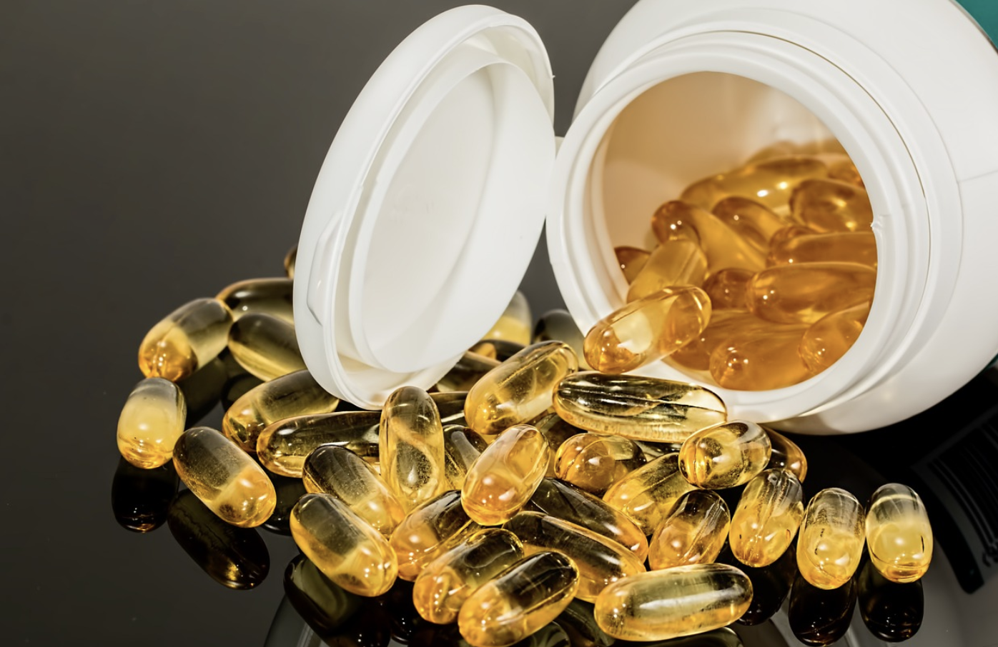 약 통에서 약들이 쏟아져 나와있다