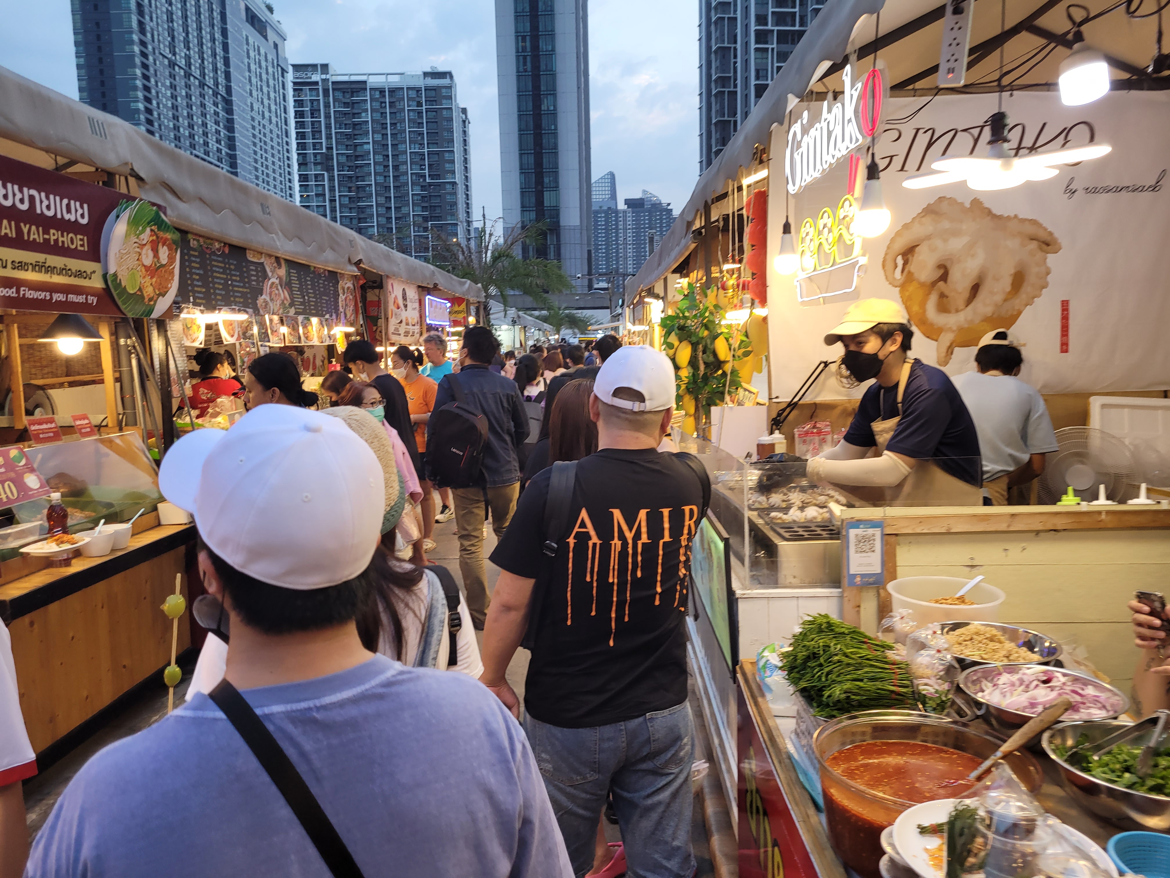 조드페어 야시장의 다양한 사람과 먹거리