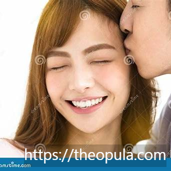 깨끗한 치아와 산뜻한 미소 포착, 데이트 전 구강 청결 강조 장면