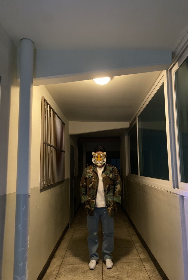 데일리룩(오뭘입)_밀리터리자켓 밀리터리야상 카모자켓 카모야상 미군야상 미군자켓 밀리터리패션 카모패션 무탠다드 티셔츠 토피 오버사이즈 청바지 나이키코르테즈흰빨파 OOTD