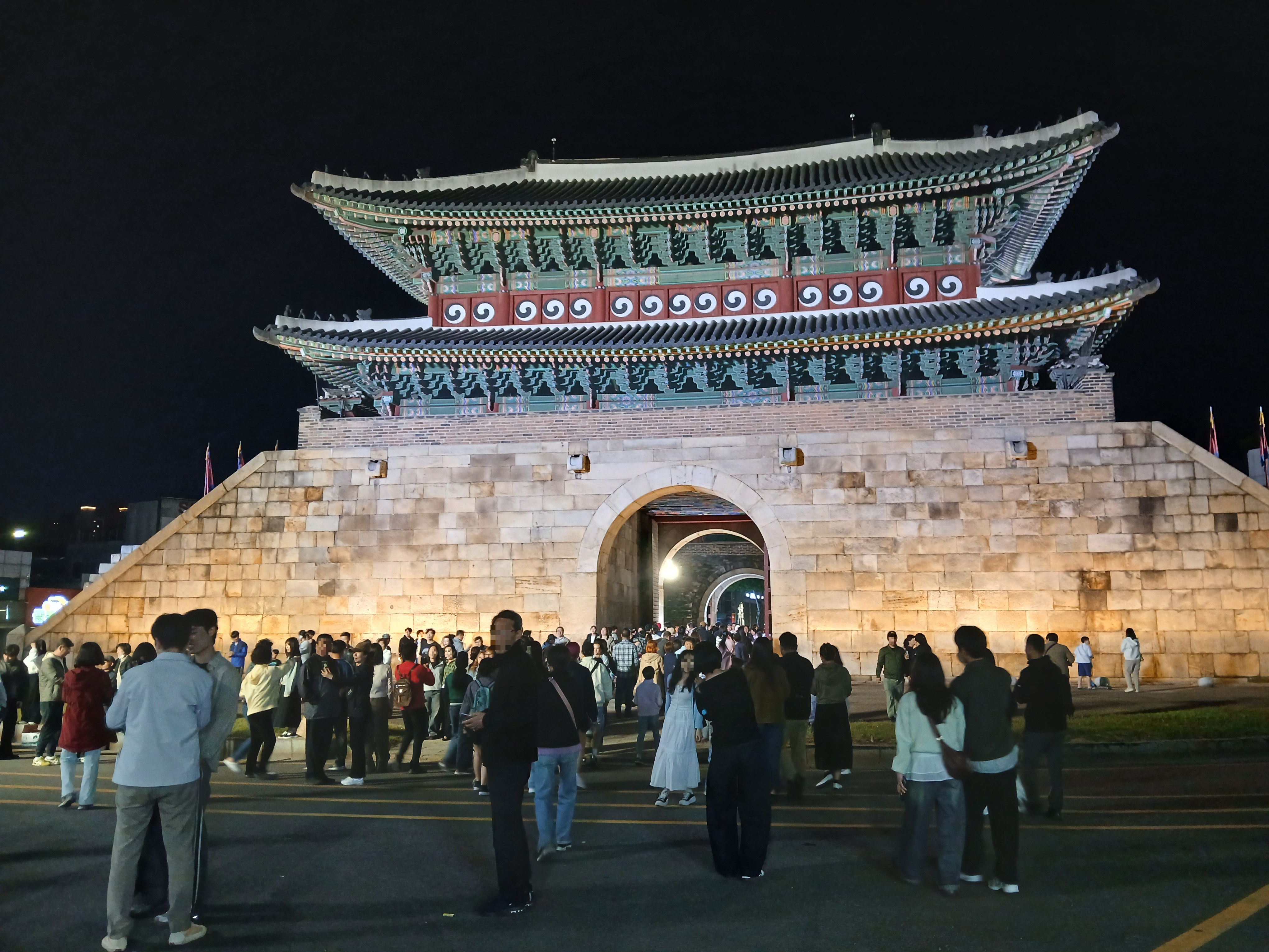 밤에 조명 들어온 팔달문 분위기가 생각보다 정말 예뻤습니다.
연등축제 끝나고 천천히 산책하듯 걸어가기 좋았어요.