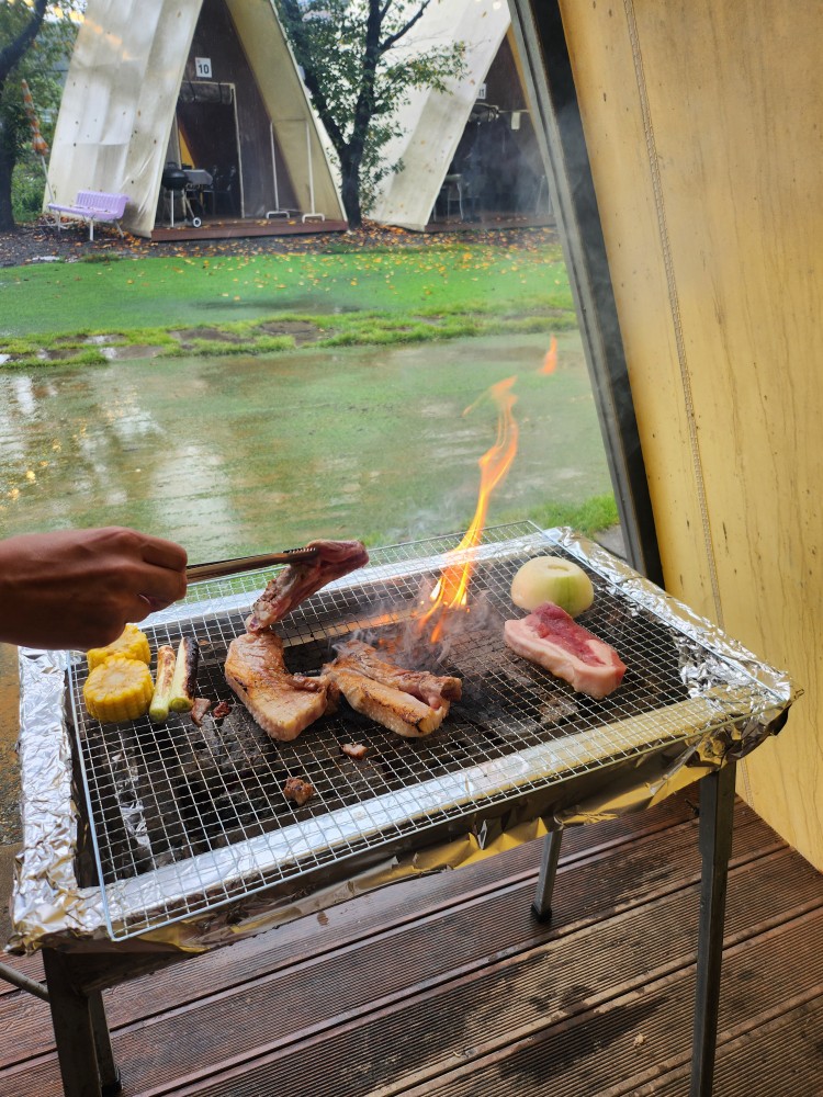 고기와 야채를 굽는 모습