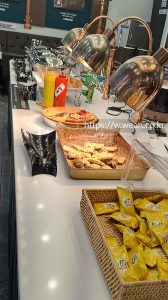 각종 튀김류가 진열되어 있어요.