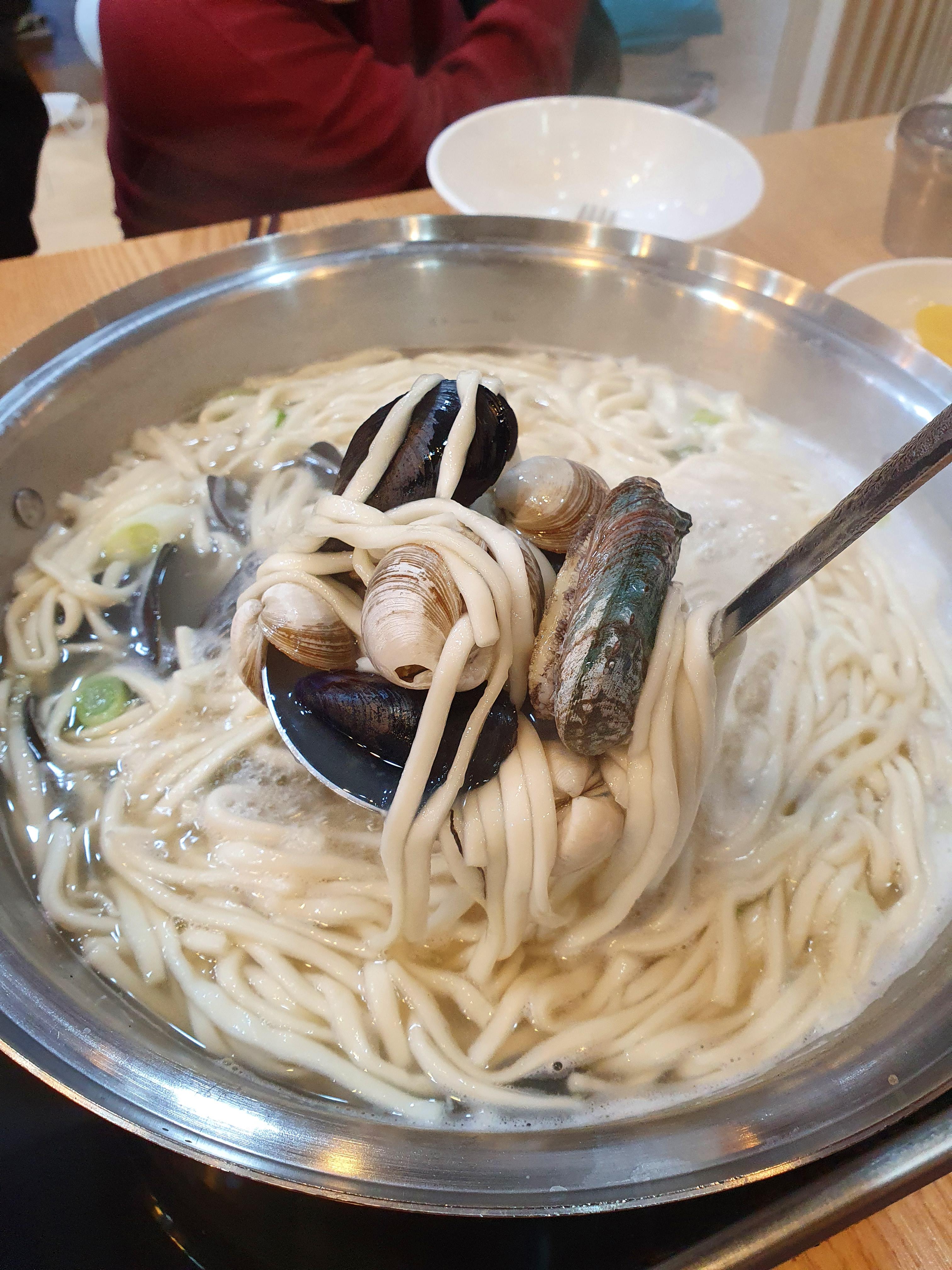 관저동 온천 물총 칼국수 2인분에 들어간 조개! 전복이 있어서 뭔가 있어보임 ㅎㅎ