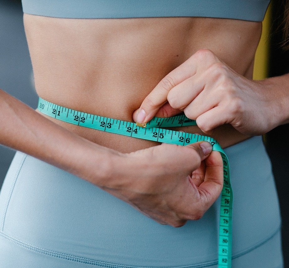 여성이 허리둘래 재는 모습