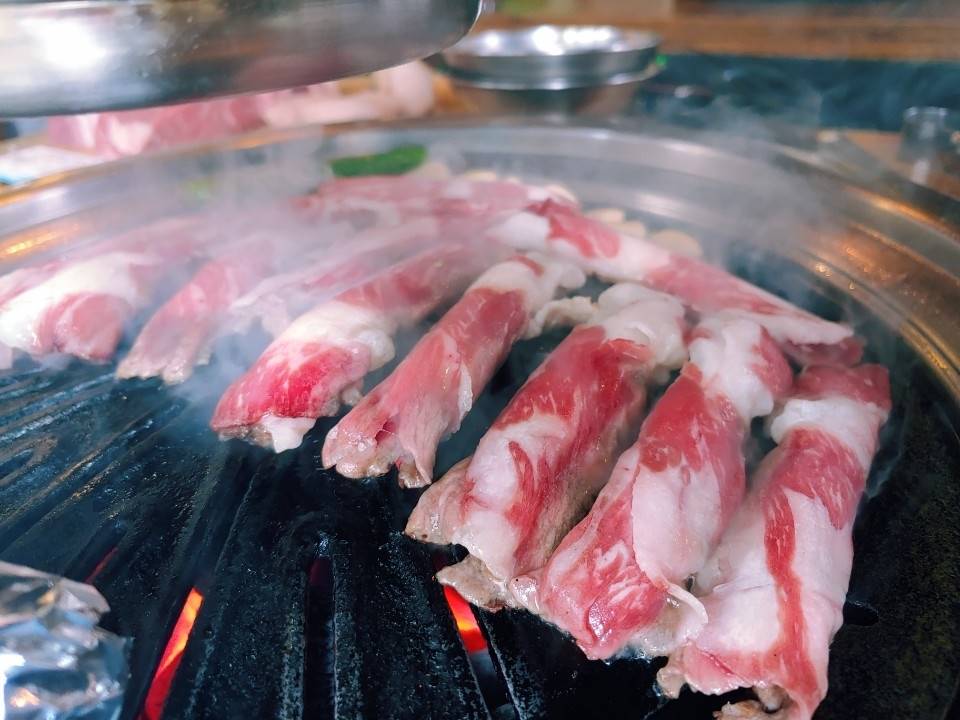 육화식둥 투뿔 차돌