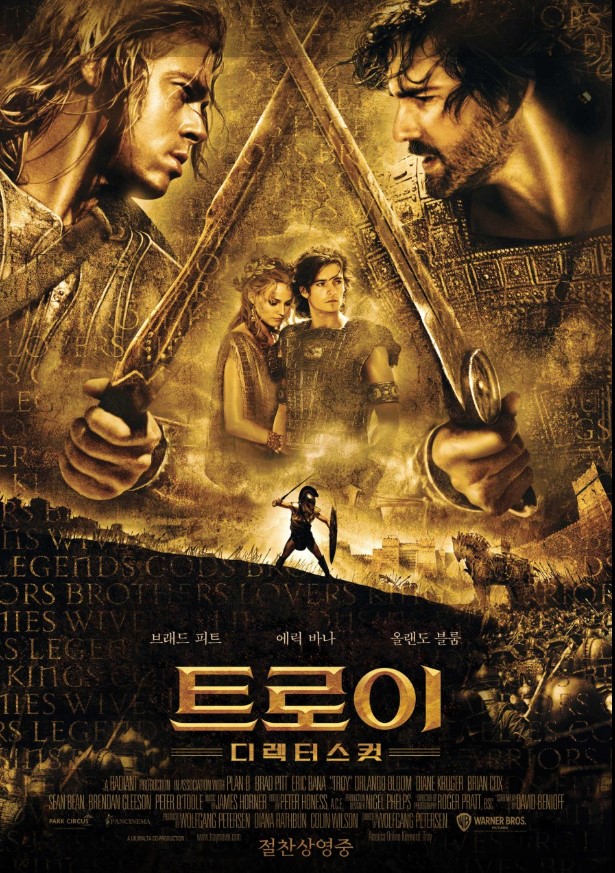 신들의 개입이 강조된 원작과 달리, 인간 영웅들의 고뇌와 심리적 갈등, 그리고 사실적인 대규모 전투 액션에 집중한 영화 <트로이>.