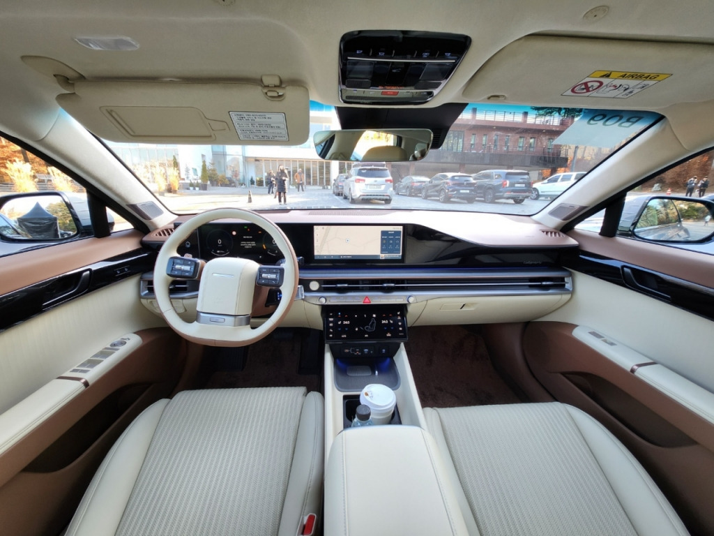 각그랜저 감성 그대로 부활&hellip; 회장님들이 타던 차, 실내 수준이 미쳤다 관련 사진