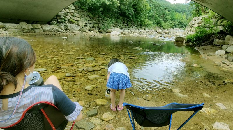 송계계곡에서 캠핑의자를 커피를 마시며 아이들을 지켜보는 미루
