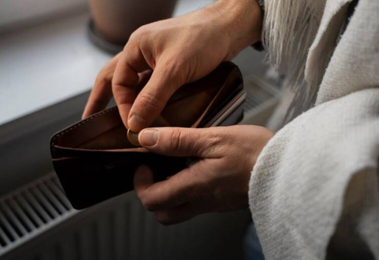 지갑에 동전넣는사람