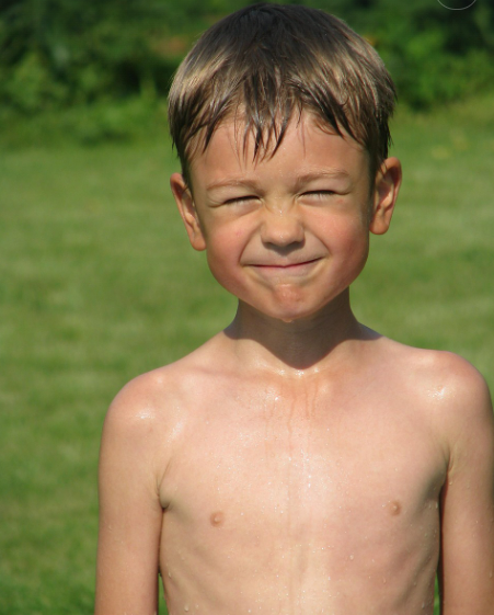 땀흘리는 아이사진