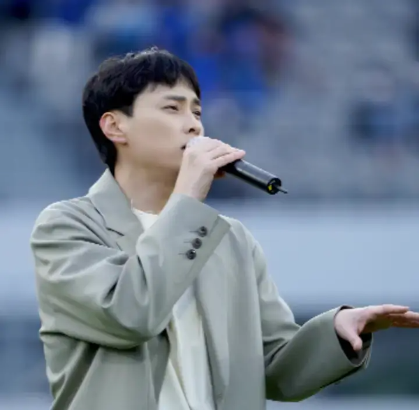 가수-민경훈-노래하는-모습-사진