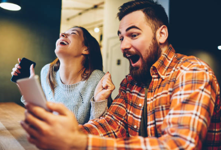 희망적인 표정으로 로또복권을 손에 들고 있는 사진