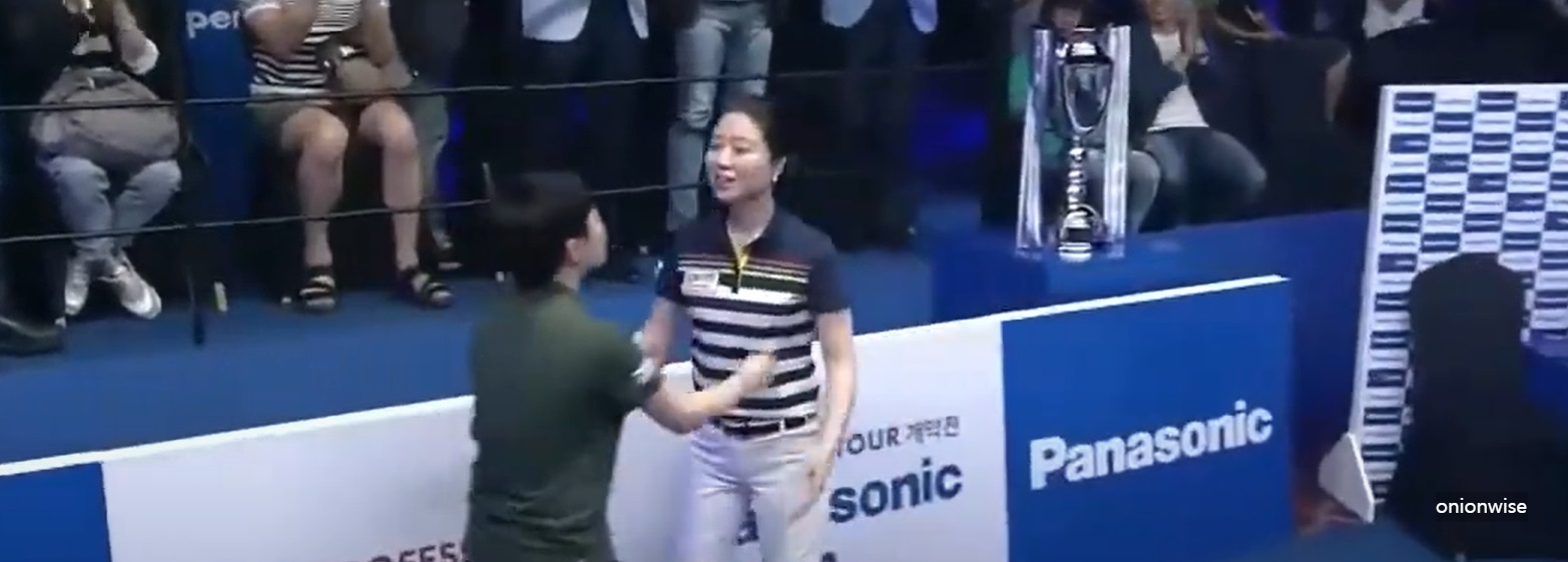프로당구 LPBA 초대 챔피언, 김갑선 당구선수가 우승직후 김세연과 얼싸안고 기쁨을 나누는 모습1