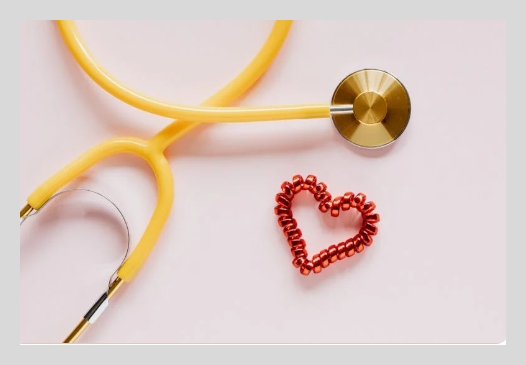 개인 맞춤형 최신 관리법을 설명하는 의료 전문가의 이미지입니다.