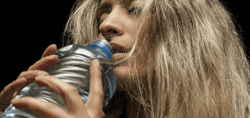 물을 마시고 있는 여자