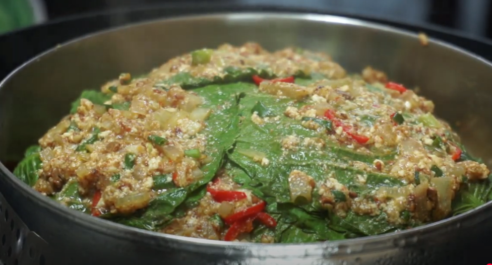 된장과 다양한 채소가 들어간 깻잎찜, 찌는 과정 중 뜨겁게 증기가 올라오는 모습