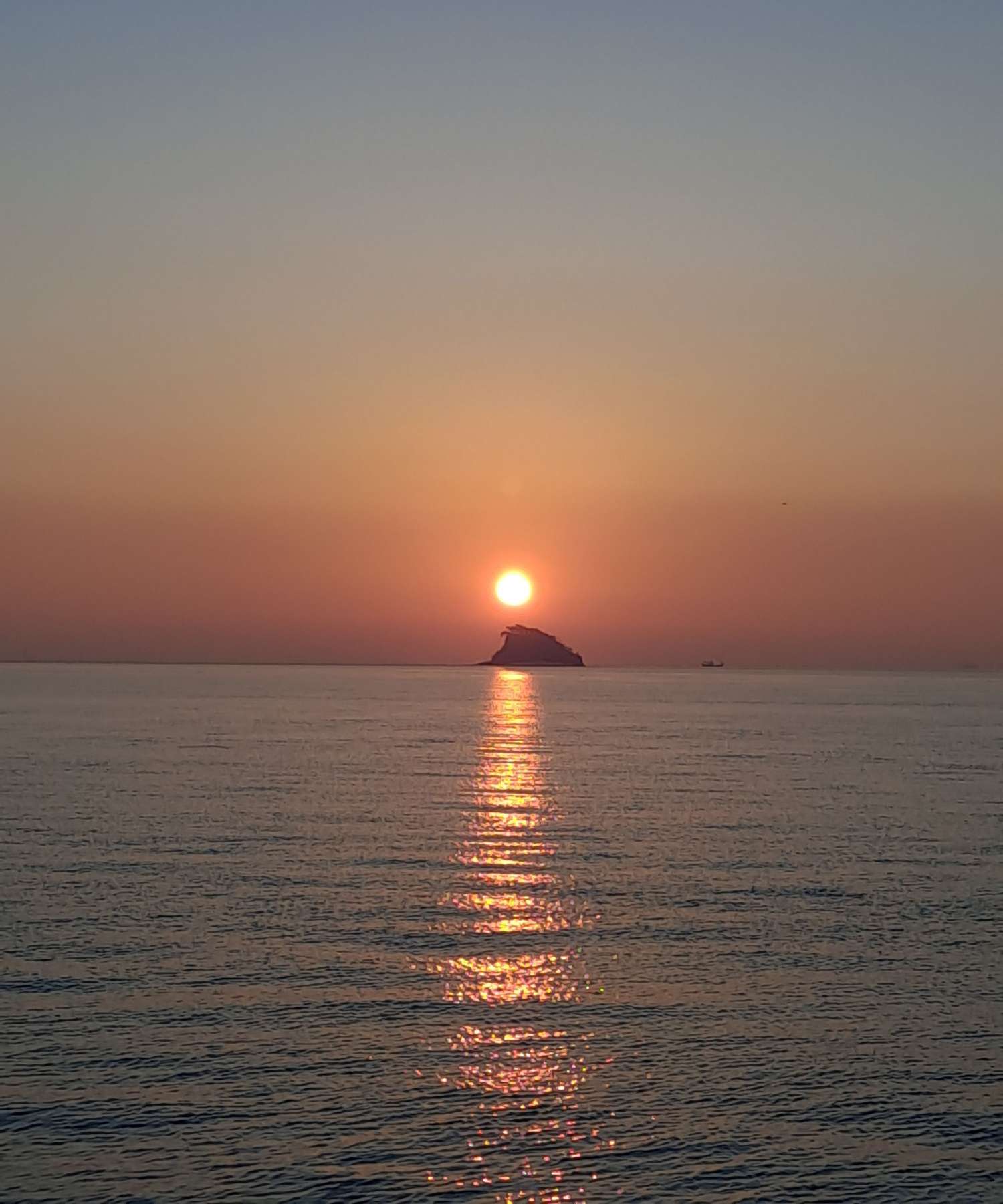 샤크섬 위 떠오른 태양