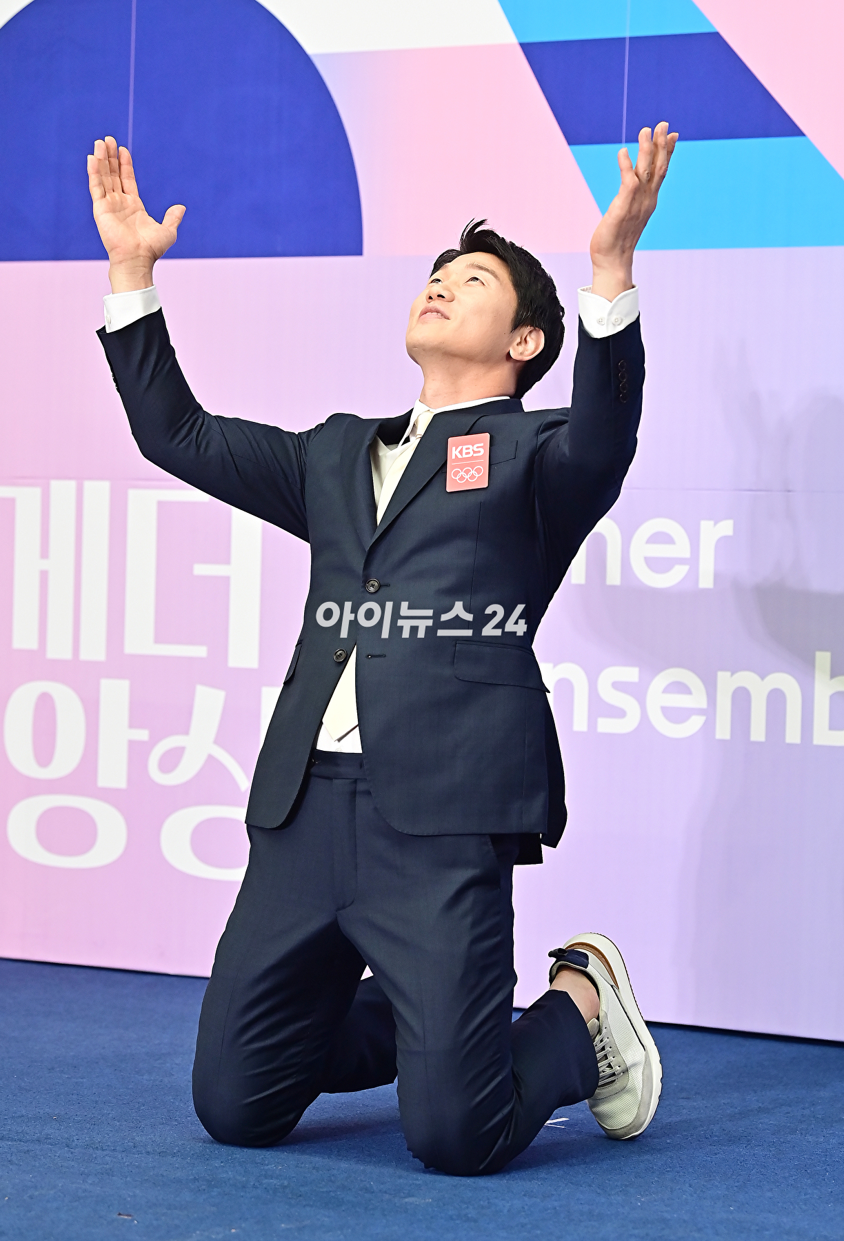 해설위원 이원희가 26일 오전 서울 여의도 KBS신관에서 열린 '2024 파리 하계올림픽 KBS 방송단 발대식'에서 기념촬영을 하고 있다. [사진=곽영래 기자]