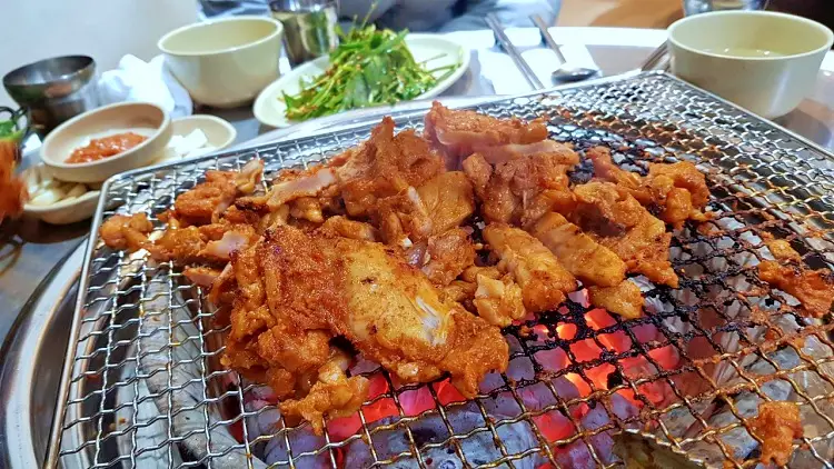 신계숙의 맛터싸이클 다이어리 61년 노포 숯불로 굽는 닭갈비 맛집 추천