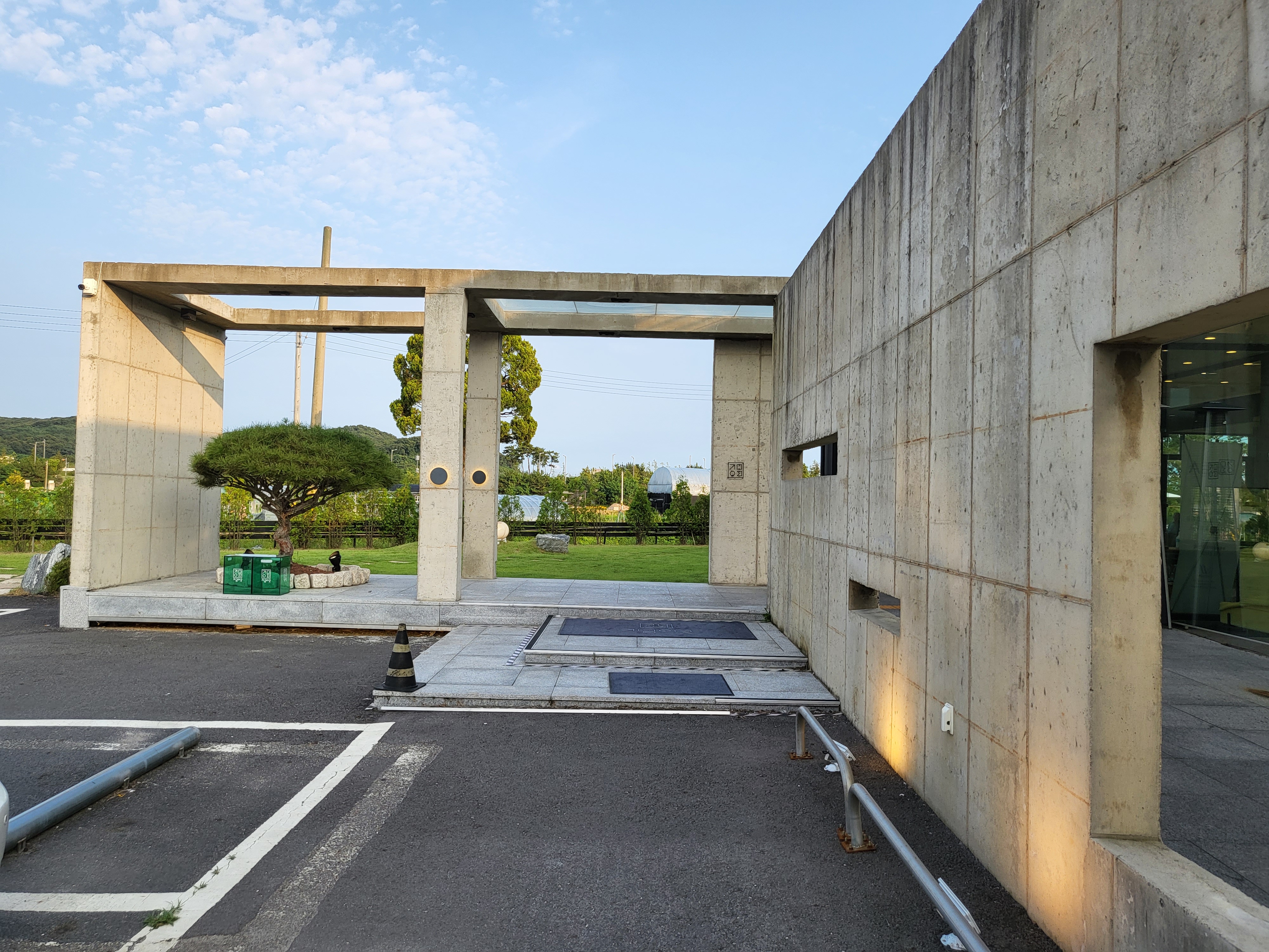 지금이곳 - 입구쪽