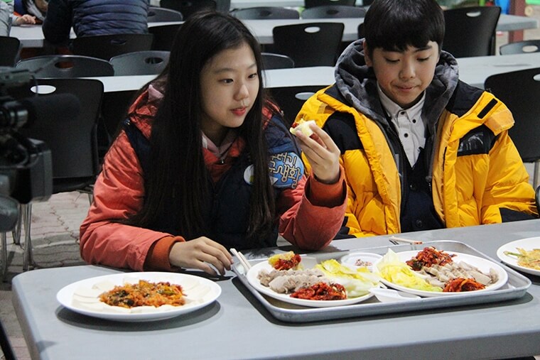 김치를 먹고 있는 어린이들