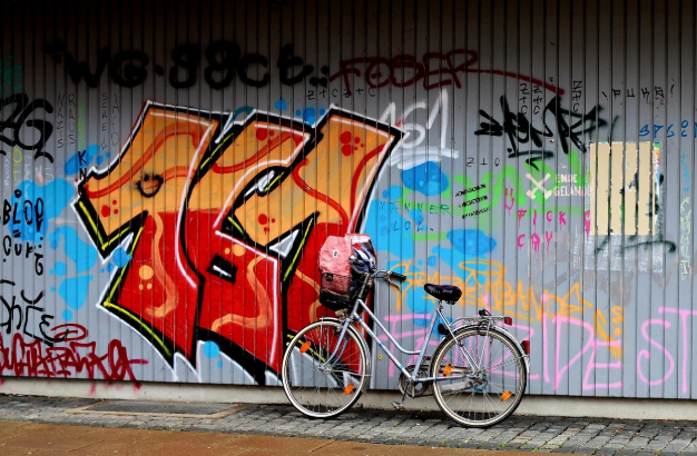 한 도시의 벽화가 사라지는 과정