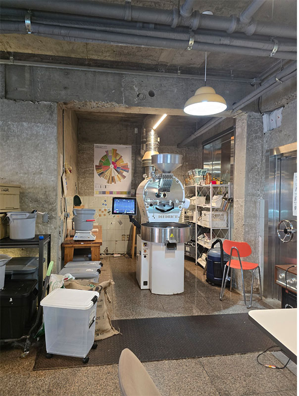 카페 안쪽에 있는 로스터기