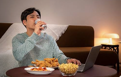 야식 먹는 남자