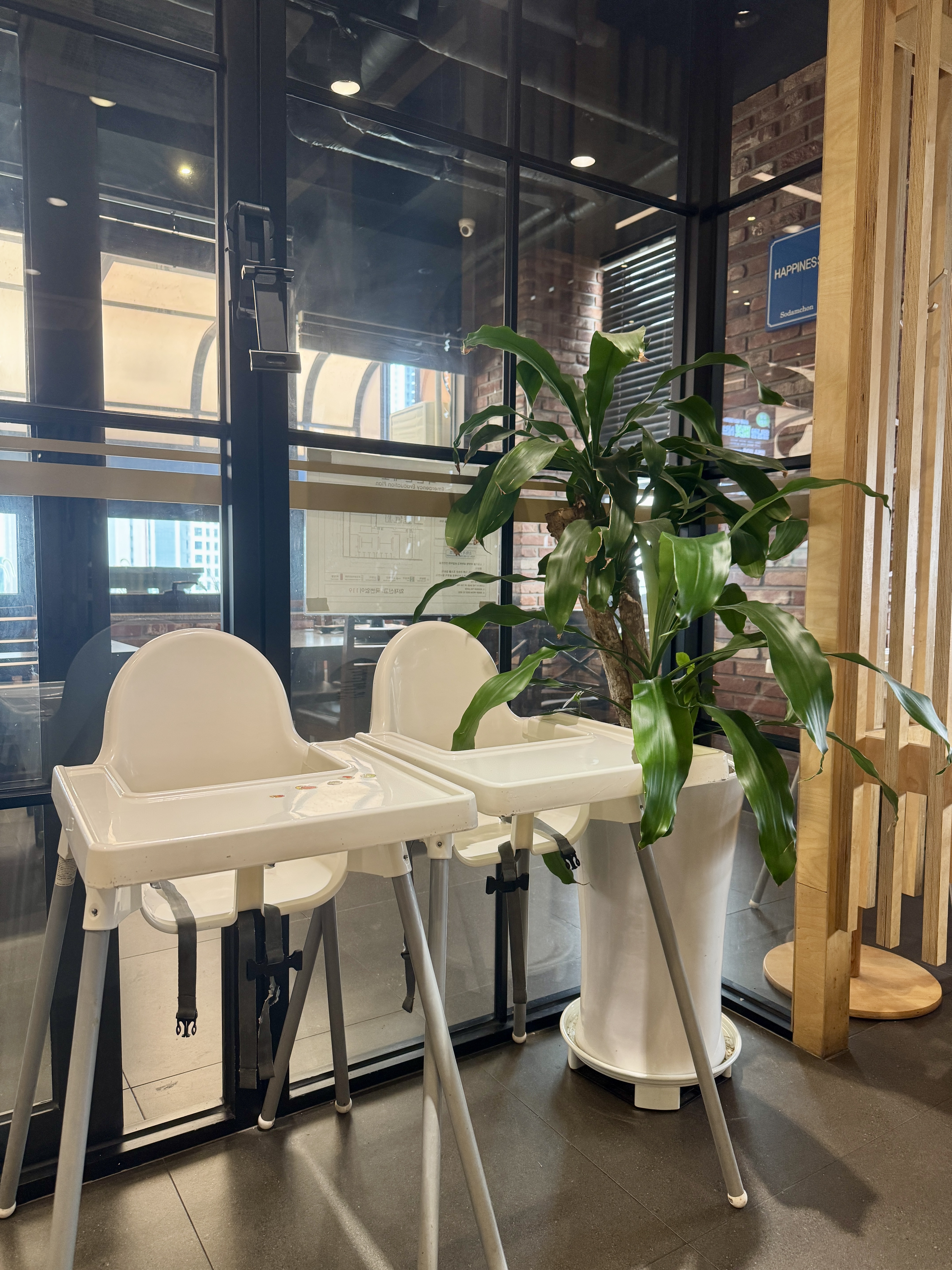 소담촌 김포한강신도시점매장 내에 비치된 아기의자 2개. 흰색 플라스틱 재질로 제작되어 있으며, 안전벨트가 달려 있어 영유아가 안전하게 사용할 수 있다.