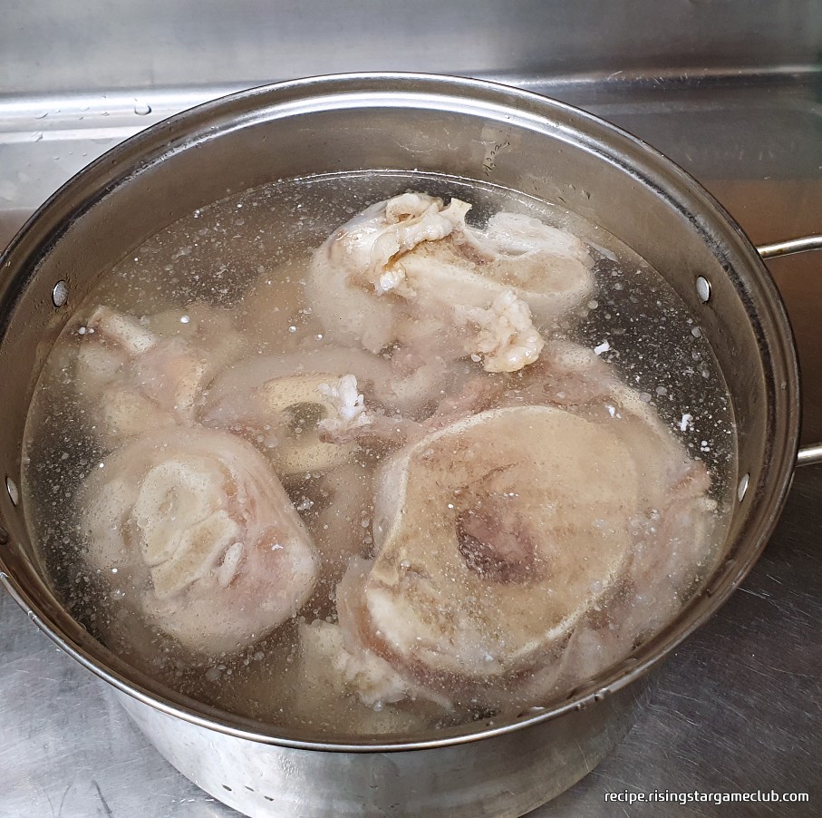 사골 육수를 내리기 위해 우족이 든 냄비에 7할 정도 물을 채워 놓은 사진