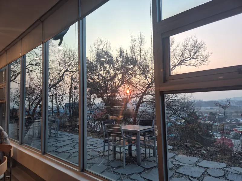 카페-힐가텐-창밖-일몰