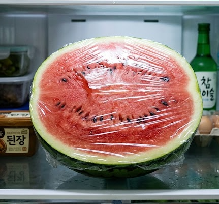 수박 자르다 칼날에 세균 오염? 랩 씌우지 않고 '밀폐 용기'로 3배 오래 보관하는 법