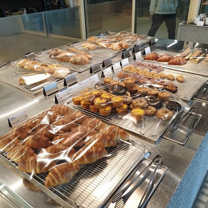 인포메이션카페-안으로-들어오면-왼쪽부터-소금빵-에그타르트-쿠키류-휘낭시에-크로와상-앙버터바게트가-있다