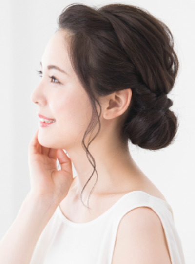 피부를 만지는 여성