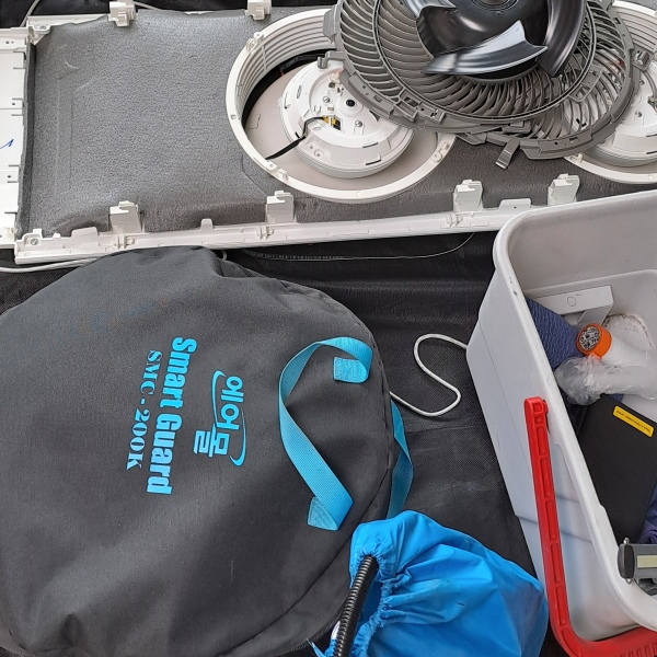 스탠드 에어컨이 분해완료되었어요.