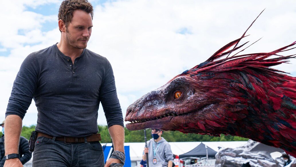 쥬라기 월드 도미니언 촬영 현장에서 촬영된 **크리스 프랫(Chris Pratt)**과 **파이로랩터(Pyroraptor)**의 장면