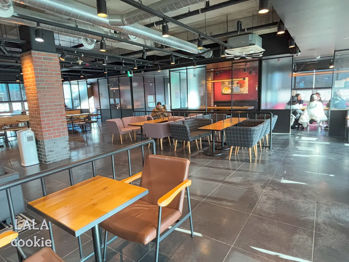 창원-조용한-카페-추천-투썸플레이스-내부