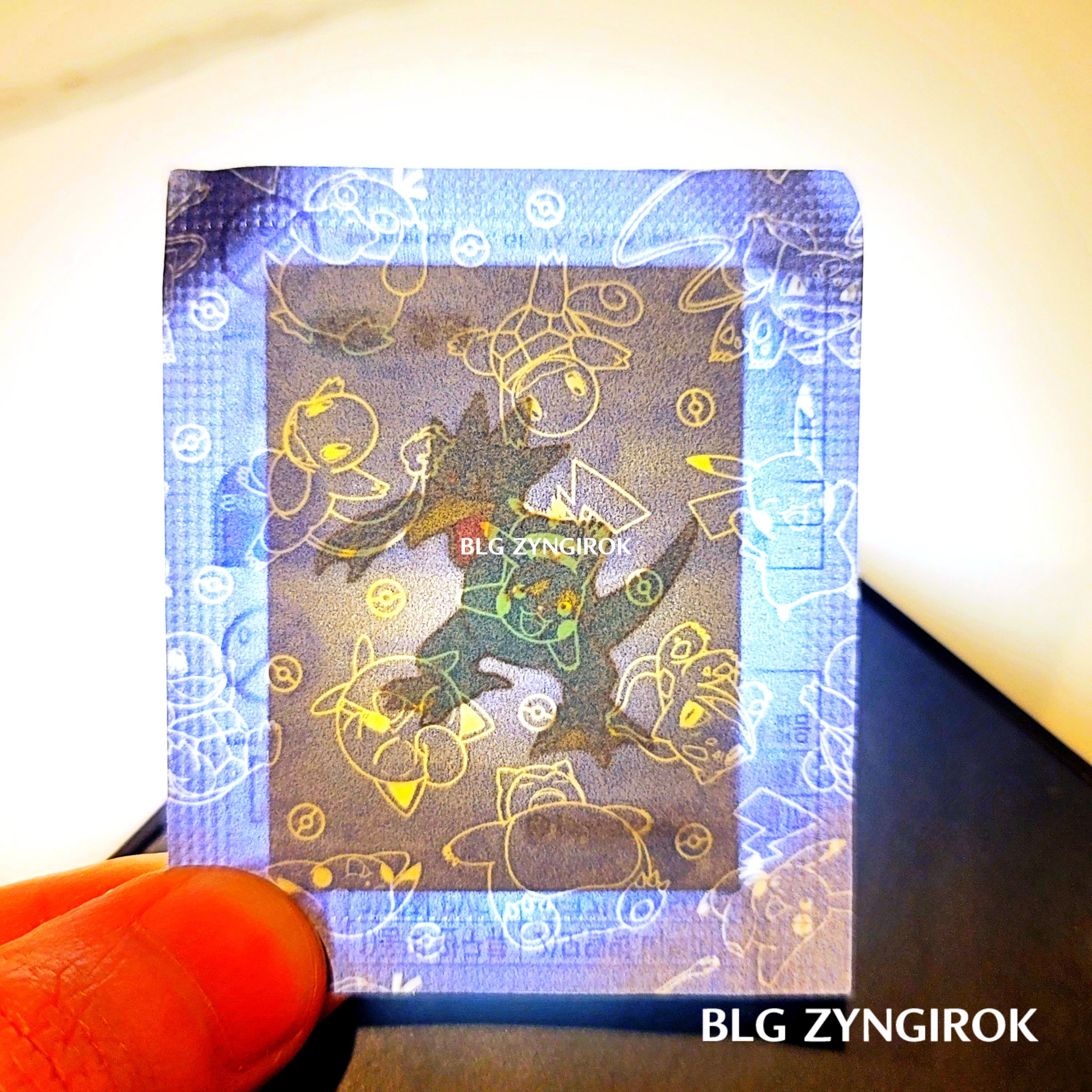 띠부띠부씰-골덕을-들고있다.