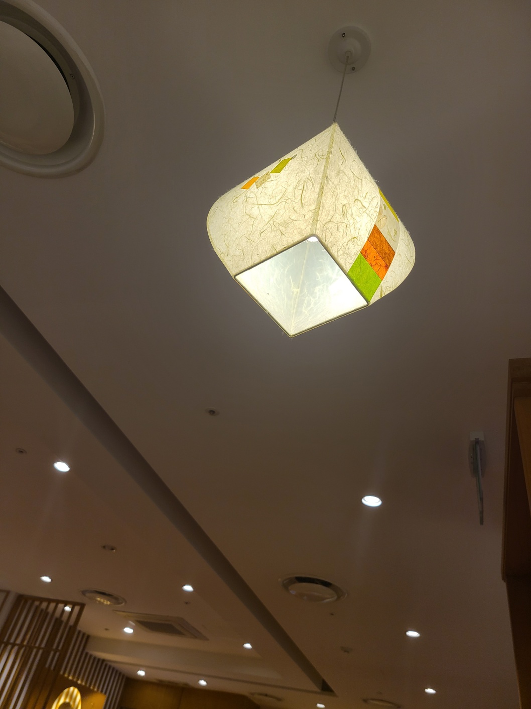 라온 롯데백화점 창원점 내부 조명