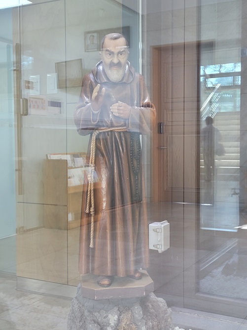 대전 관평동성당 주보성인 성 비오 사제 상입니다.