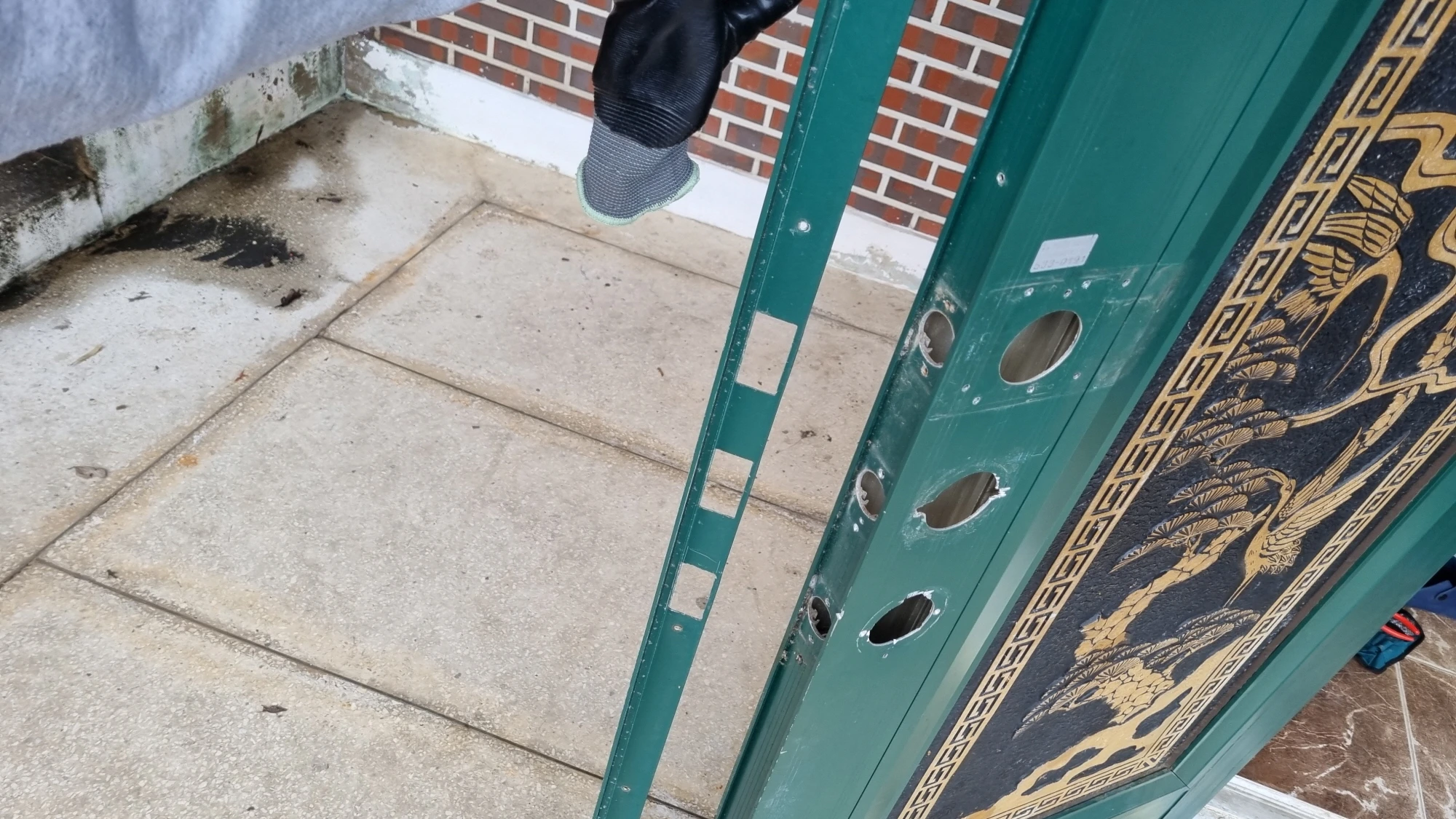 문틀 커버 뗀 모습